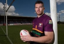 El jugador de rugby Keegan Hirst sale del clóset