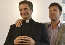 Sacerdote revela que es gay, presenta a su novio y provoca reacción del Vaticano