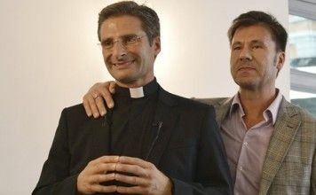 Sacerdote revela que es gay, presenta a su novio y provoca reacción del Vaticano