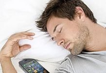Los riesgos de dormir con el celular encendido