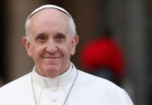 El papa dice que la iglesia debería pedir perdón a la comunidad LGTB