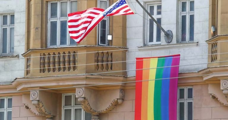 Putin se burla de la Embajada de los Estados Unidos por poner Bandera Gay
