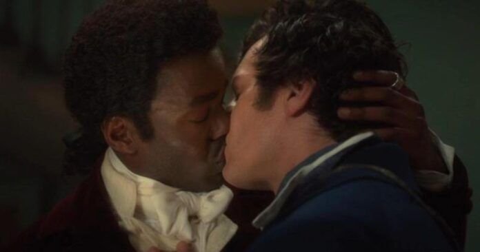 Doctor Who'a Ncuti Gatwa (izquierda) comparte un beso con Rogue de Jonathan Groff (derecha)