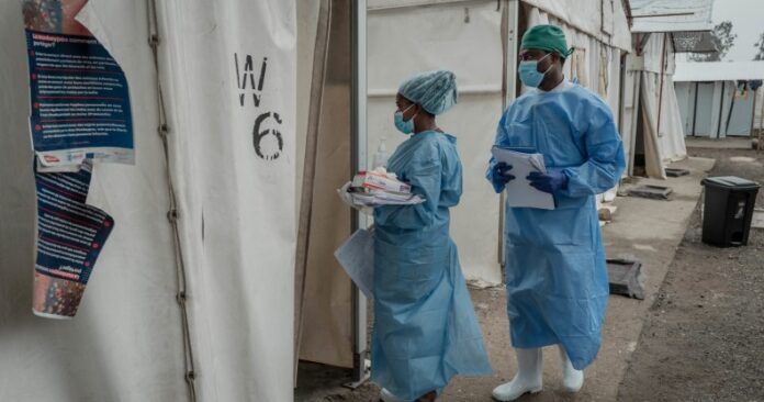 Los trabajadores de la salud caminan entre las salas del centro de tratamiento Mpox en el Hospital General de Referencia Nyiragongo.