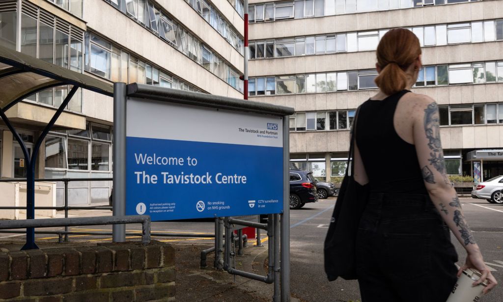 Una persona pasa junto al cartel del Tavistock Centre.