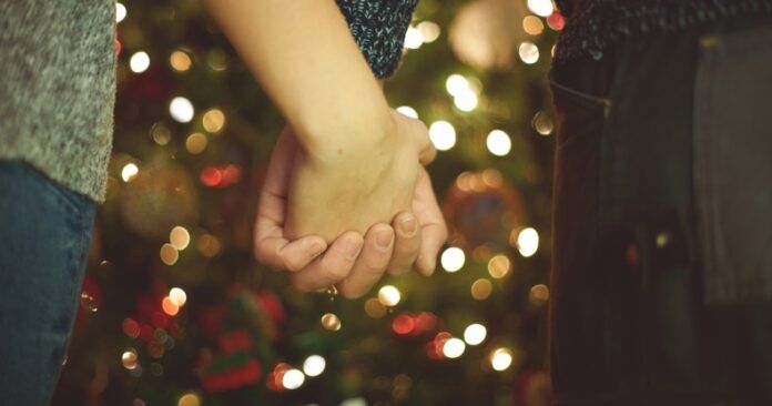 Pareja cogidos de la mano.