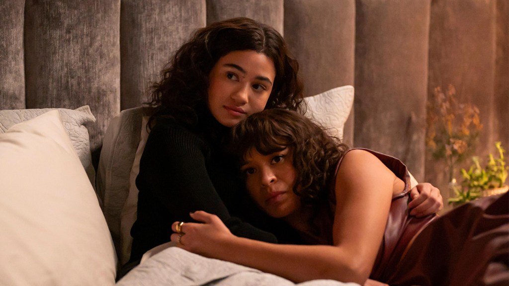 Alicia Crowder y Sonia Mena en la segunda temporada de 'Tell Me Lies'.