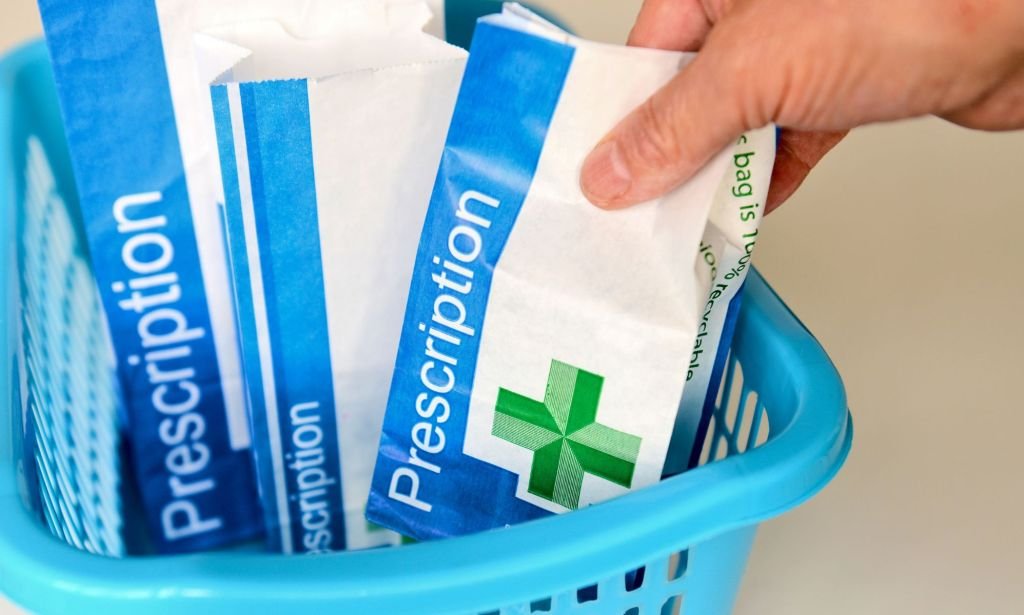 Una caja de paquetes de recetas.