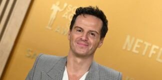 Andrew Scott descarta segunda temporada de Ripley en Netflix Andrew Scott con traje gris y camisa blanca sonriendo en la alfombra roja de los Premios SAG 2025.