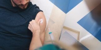 Escocia podría ser el primer país en poner fin a los nuevos casos de VIH para 2030 man having injection