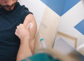Escocia podría ser el primer país en poner fin a los nuevos casos de VIH para 2030 man having injection