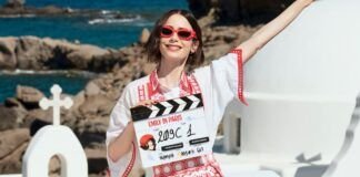 Netflix confirma el final de Emily en París: la serie terminará con su sexta temporada La estrella de Emily in Paris, Lily Collins, posando en Grecia con una claqueta de rodaje