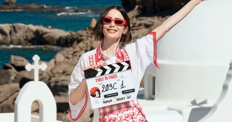 La estrella de Emily in Paris, Lily Collins, posando en Grecia con una claqueta de rodaje