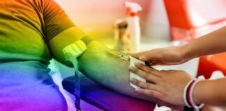 Más hombres homosexuales y bisexuales están donando sangre que nunca en Inglaterra gay man donating blood
