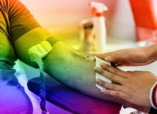 Más hombres homosexuales y bisexuales están donando sangre que nunca en Inglaterra gay man donating blood