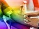 Más hombres homosexuales y bisexuales están donando sangre que nunca en Inglaterra gay man donating blood