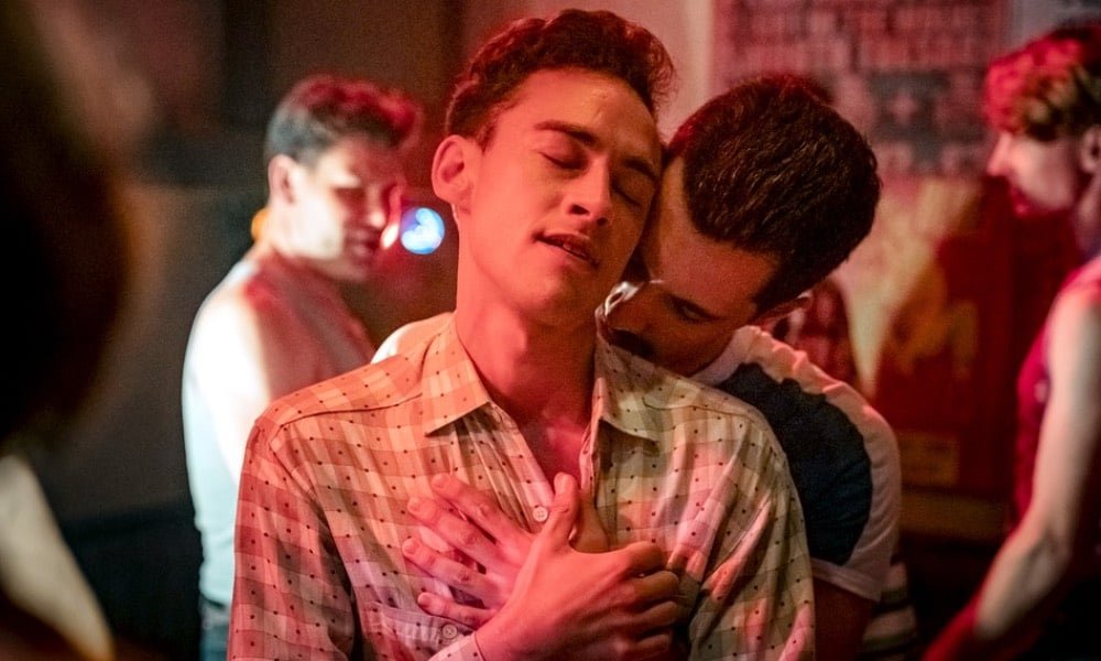 Olly Alexander en It's a Sin, abrazando a un hombre