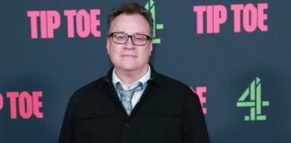 Russell T Davies elogiado por su interpretación del VIH en Tip Toe El escritor de punta del pie Russell T Davies