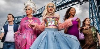 La comedia LGBTQ+ Smoggie Queens regresará para la tercera temporada Smoggie Queens todavía, cinco personas caminando contra un cielo gris y nublado