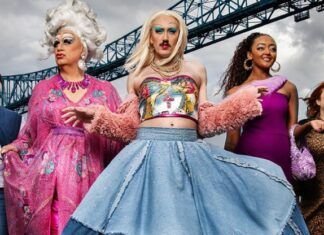 La comedia LGBTQ+ Smoggie Queens regresará para la tercera temporada Smoggie Queens todavía, cinco personas caminando contra un cielo gris y nublado