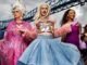 La comedia LGBTQ+ Smoggie Queens regresará para la tercera temporada Smoggie Queens todavía, cinco personas caminando contra un cielo gris y nublado